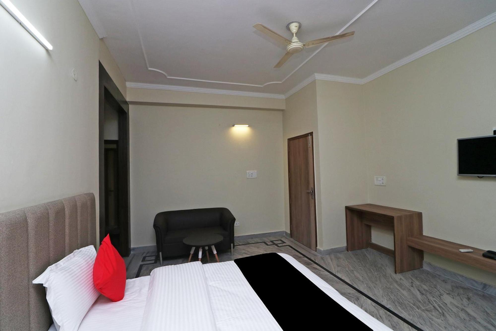 Super Capital O Esscon House Near Payal Cinema Hotel Gurgaon Buitenkant foto