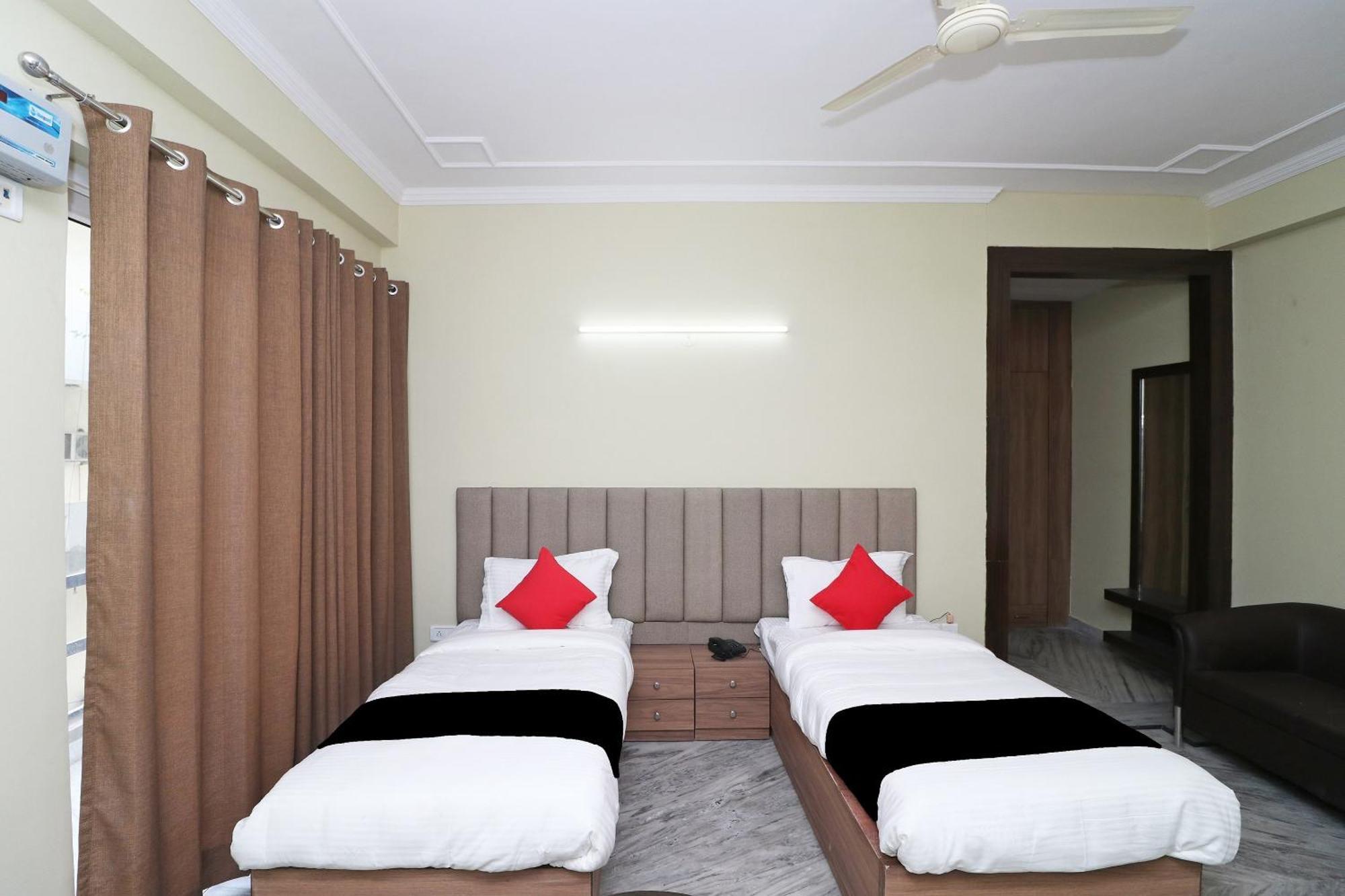 Super Capital O Esscon House Near Payal Cinema Hotel Gurgaon Buitenkant foto