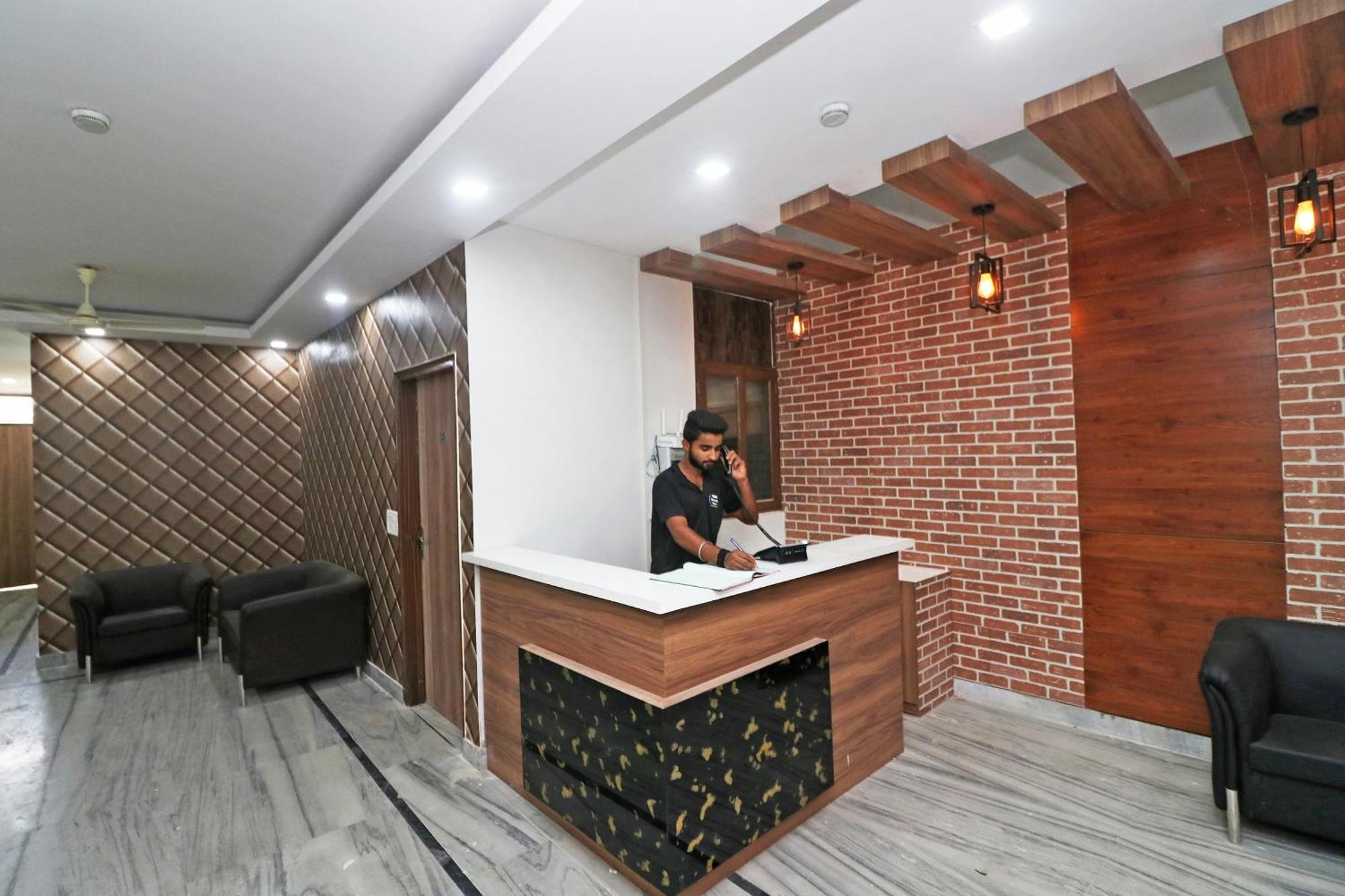 Super Capital O Esscon House Near Payal Cinema Hotel Gurgaon Buitenkant foto