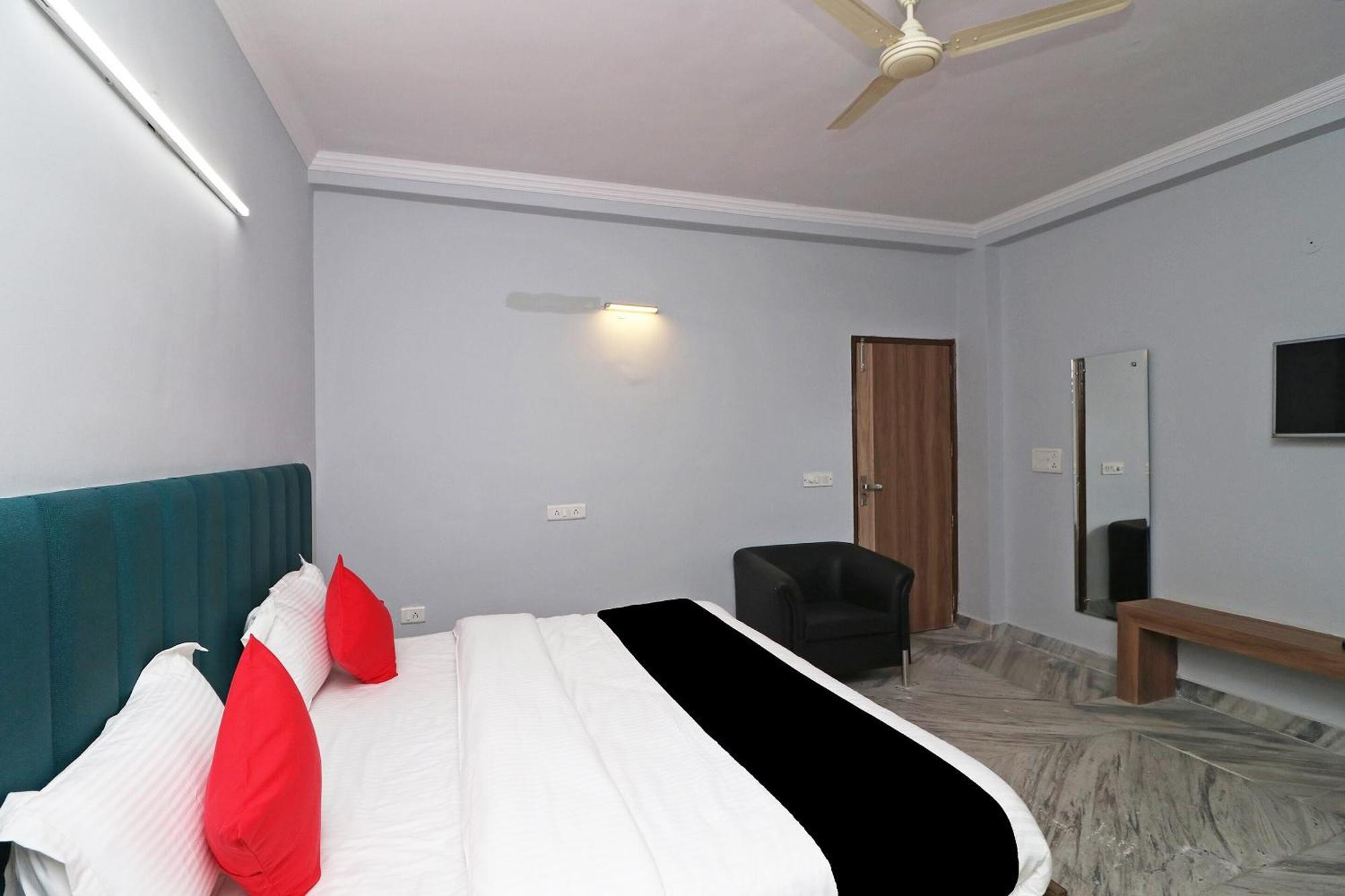 Super Capital O Esscon House Near Payal Cinema Hotel Gurgaon Buitenkant foto
