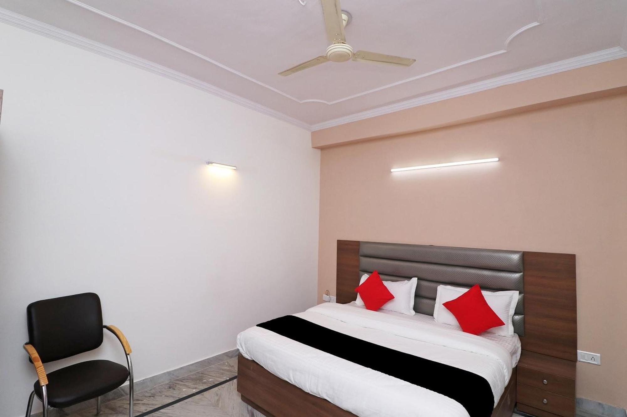Super Capital O Esscon House Near Payal Cinema Hotel Gurgaon Buitenkant foto