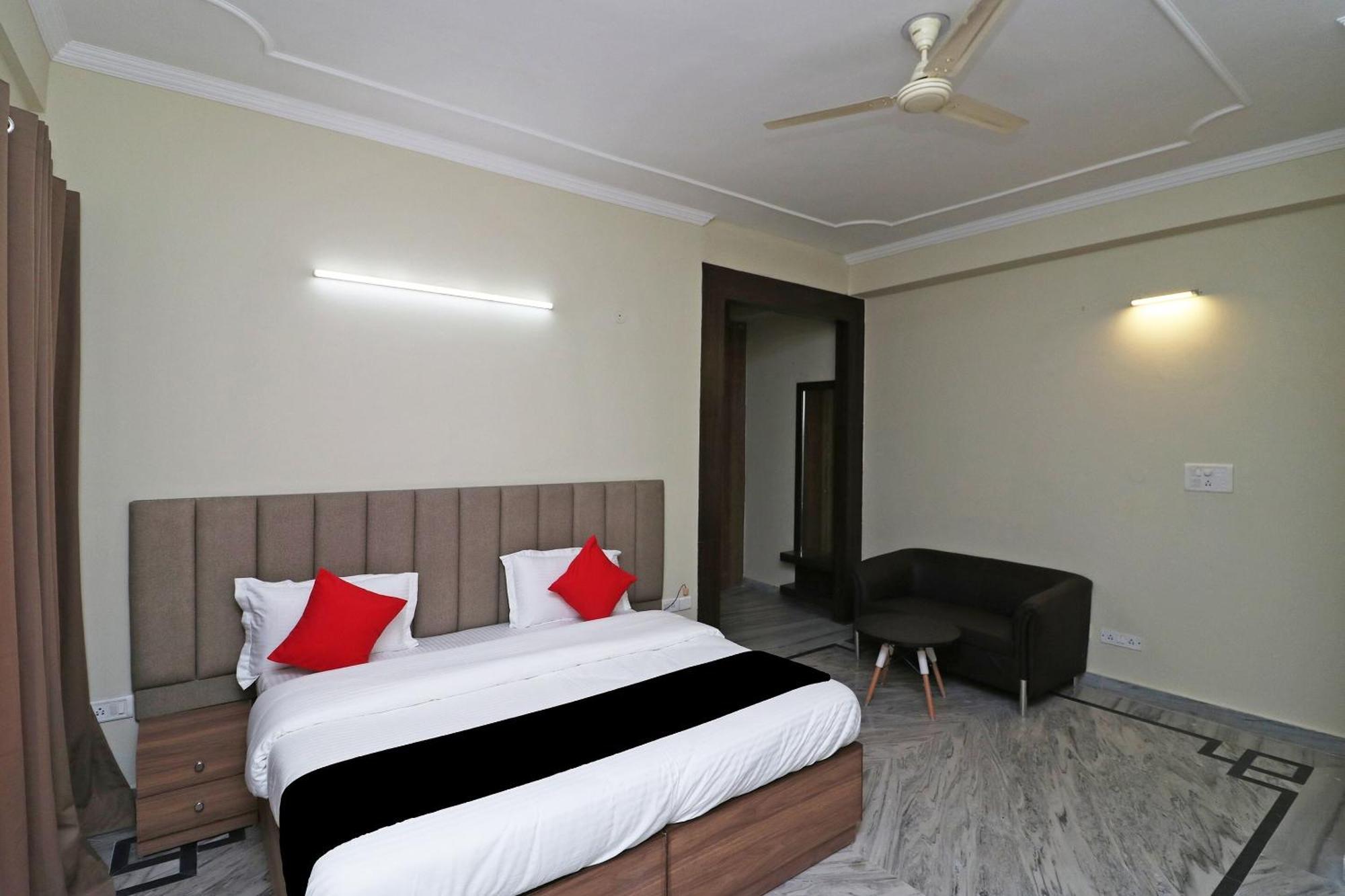 Super Capital O Esscon House Near Payal Cinema Hotel Gurgaon Buitenkant foto