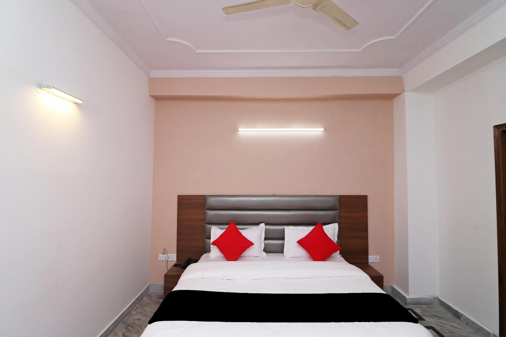 Super Capital O Esscon House Near Payal Cinema Hotel Gurgaon Buitenkant foto